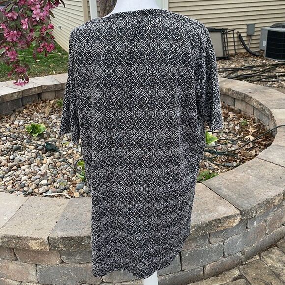 ✨LuLaRoe Black & White Printed Irma Tunic Top, NWT - Picture 8 of 8